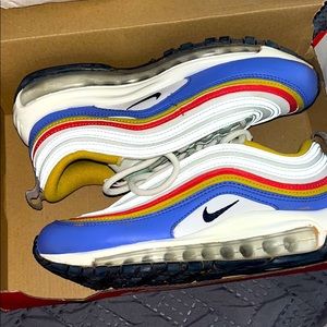 Shoes worn once, just not a good fit for me.